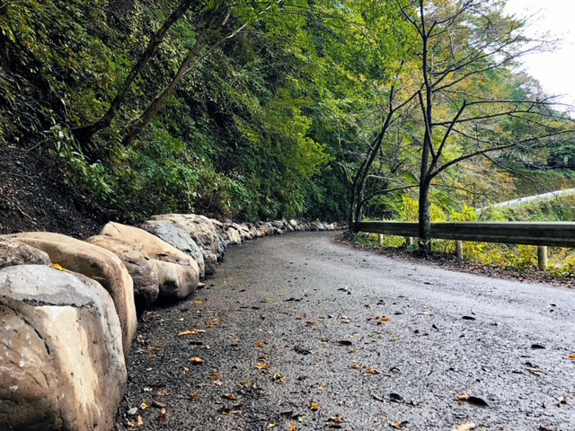 キャンプ場入口の川沿いの通路が少し変わりました