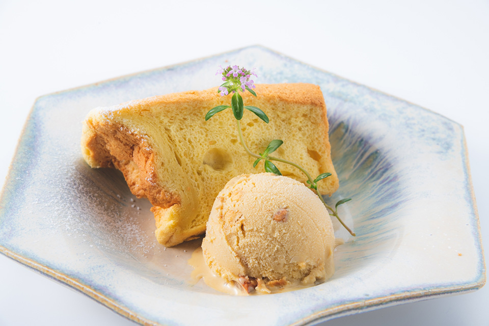 Chiffon cake＋Coffee caramel nuts ice cream ￥500